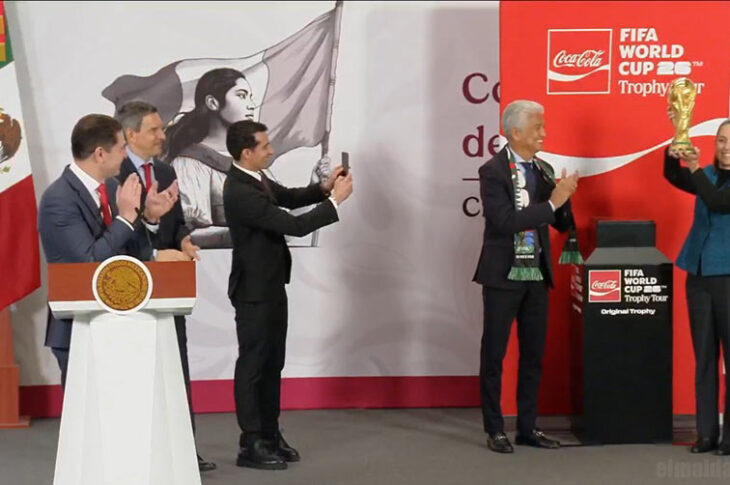 Claudia Sheinbaum sosteniendo la copa del mundo.