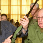 Silvio Rodríguez recibiendo su fusil.