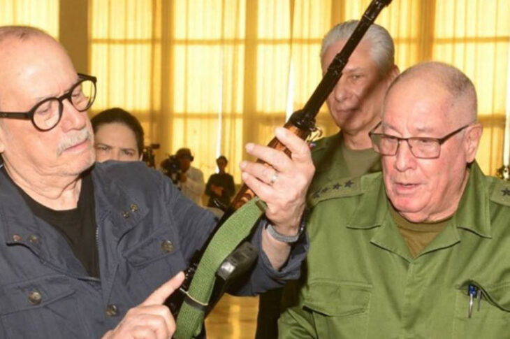 Silvio Rodríguez recibiendo su fusil.