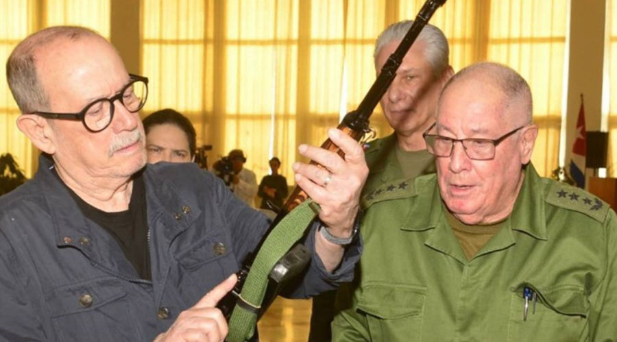 Silvio Rodríguez recibiendo su fusil.