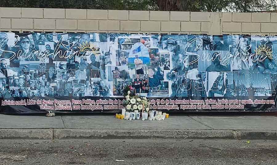 Lona exigiendo justicia para Sunshine Rodríguez a un año de su asesinato. Foto: Brújula News.