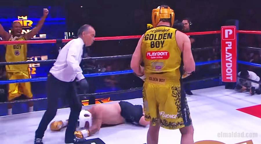 Trejo en la lona, Adame de pie.