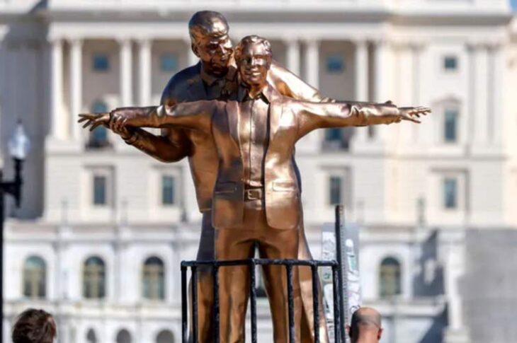 "Rey del mundo", estatua de Trump y Epstein. Foto: Reuters.