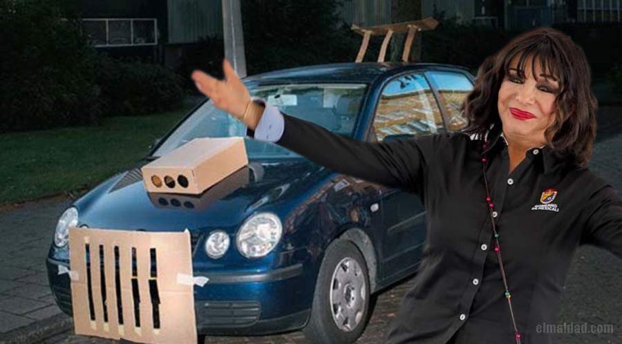 Norma Bustamante y un carro tuneado.