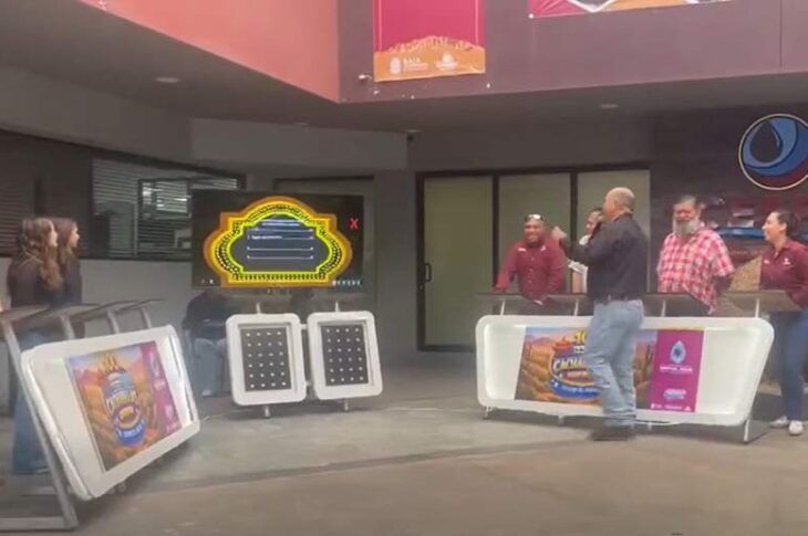 Funcionarios jugando a 100 Mexicanos Dijeron.