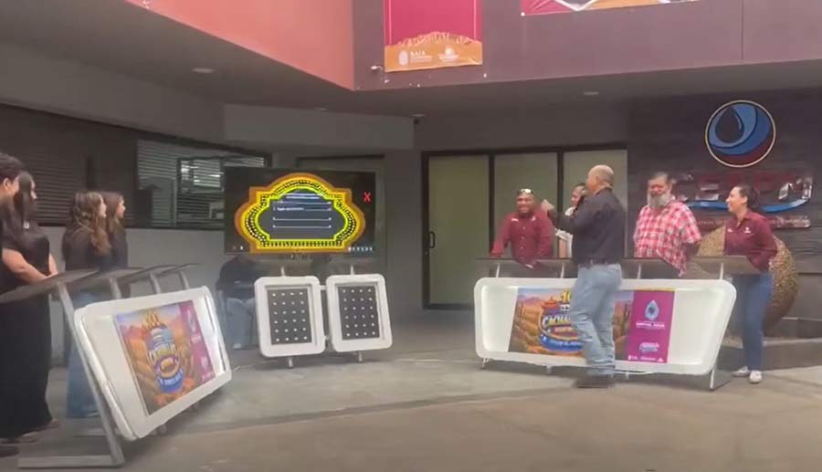 Funcionarios jugando a 100 Mexicanos Dijeron.