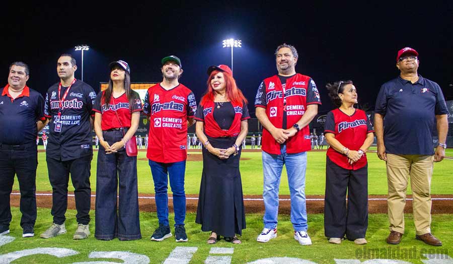 Layda Sansores en el estadio.