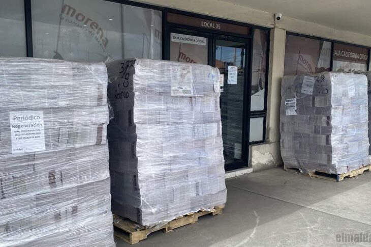 Periódico Regeneración afuera de las oficinas de Morena en Mexicali.