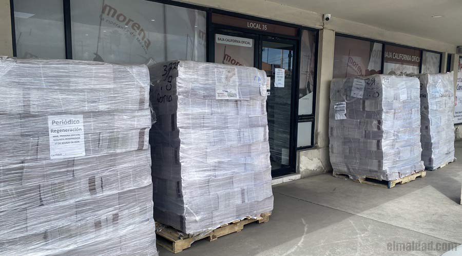 Periódico Regeneración afuera de las oficinas de Morena en Mexicali.