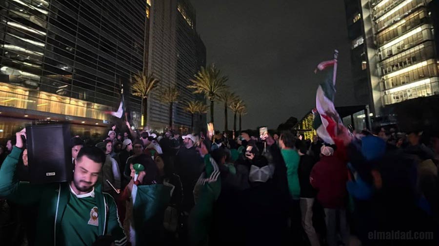 Aficionados mexicanos no querían dejar descansar a la selección de Ecuador.