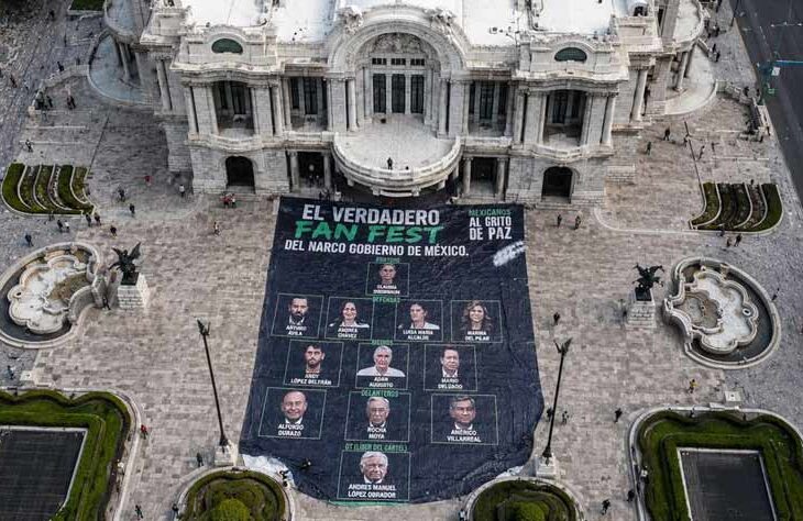 Mega lona en Bellas Artes.