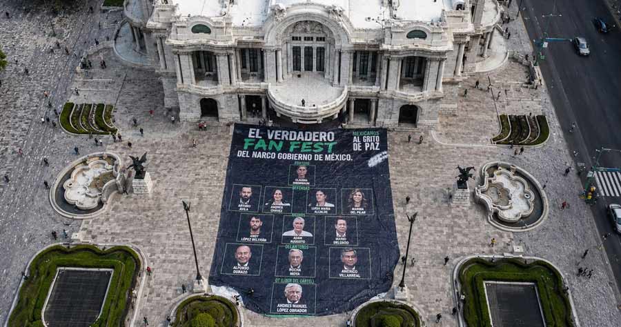 Mega lona en Bellas Artes.