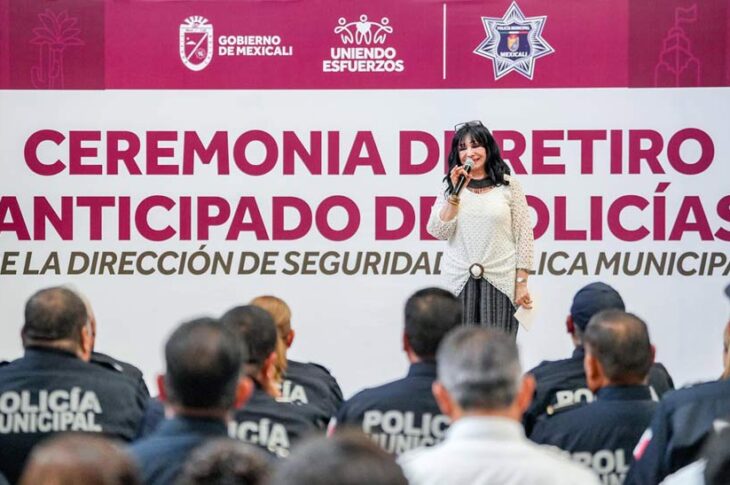 Nomra Bustamante en la ceremonia de retiro anticipado de policías.