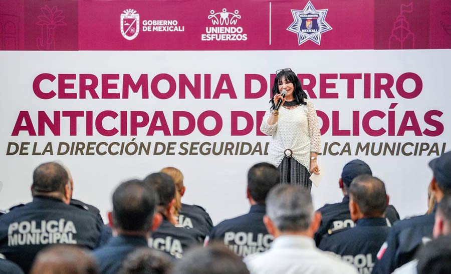 Nomra Bustamante en la ceremonia de retiro anticipado de policías.