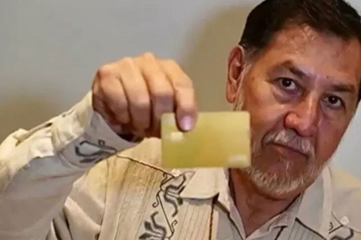 Gerardo Fernández Noroña mostrando su visa dorada.