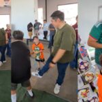 Armando Samaniego quitándole el balón a un niño y Michel Sánchez le da otro.
