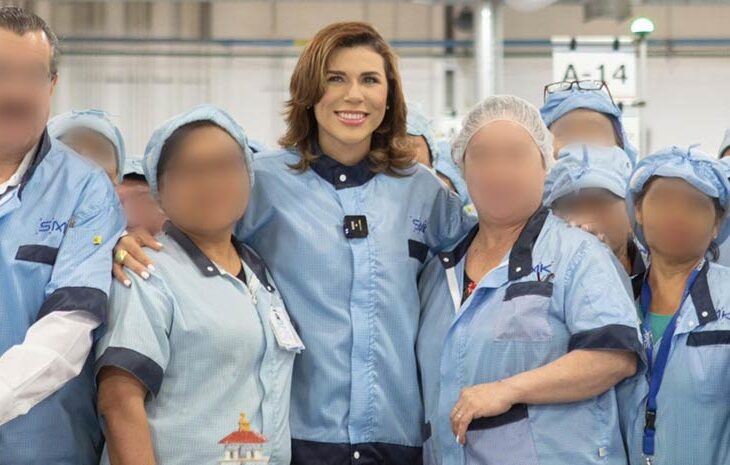 Marina del Pilar con trabajadores.