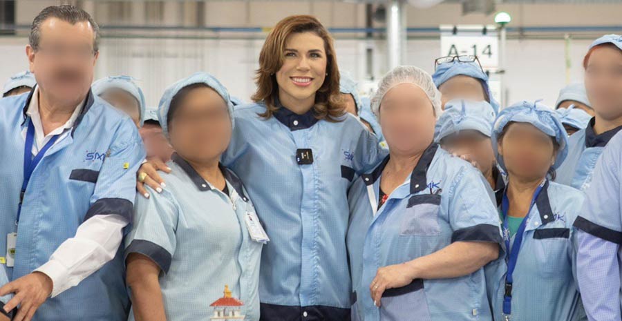 Marina del Pilar con trabajadores.