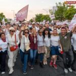 Julieta Ramírez con funcionarios y acarreados este domingo.