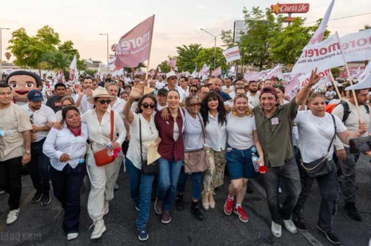 Julieta Ramírez con funcionarios y acarreados este domingo.