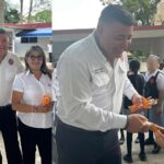 Diputado Claudio de Leija en una escuela primaria entregando lápices.