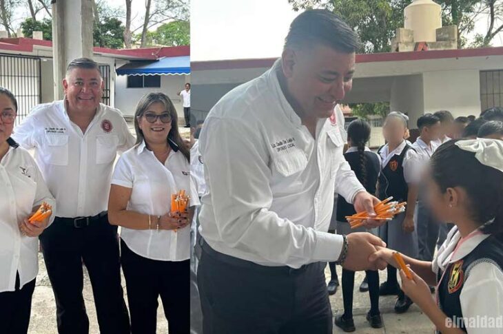 Diputado Claudio de Leija en una escuela primaria entregando lápices.
