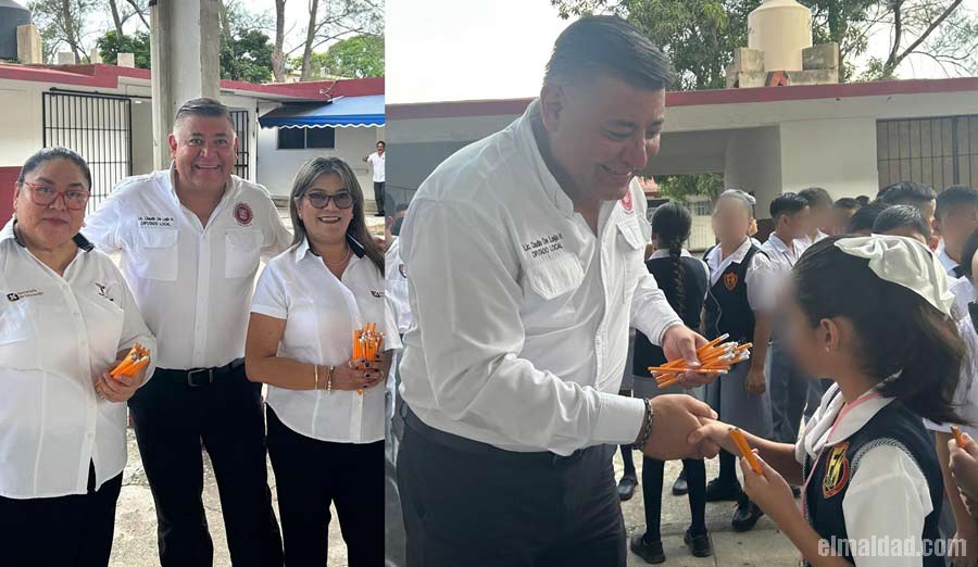 Diputado Claudio de Leija en una escuela primaria entregando lápices.