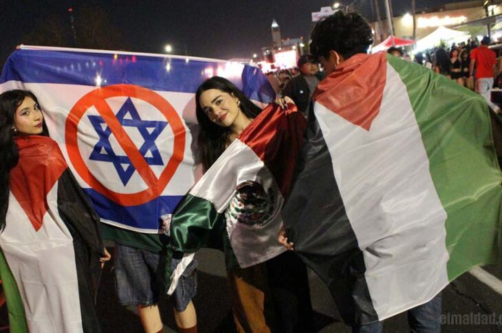 Jóvenes manifestantes pro Palestina y en contra del estado de Israel.