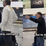 Noroña y su asistente en el aeropuerto internacional de la CDMX.