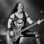 Cronos de Venom en el escenario.