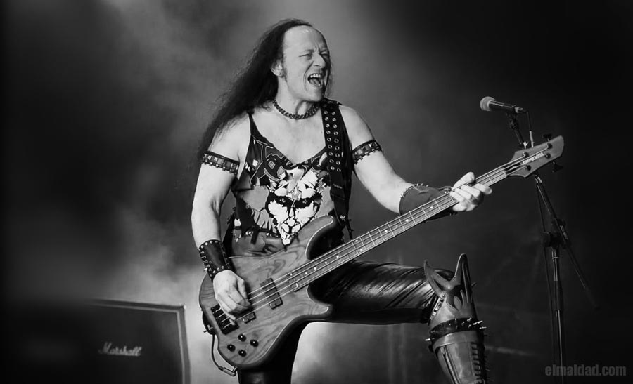 Cronos de Venom en el escenario.
