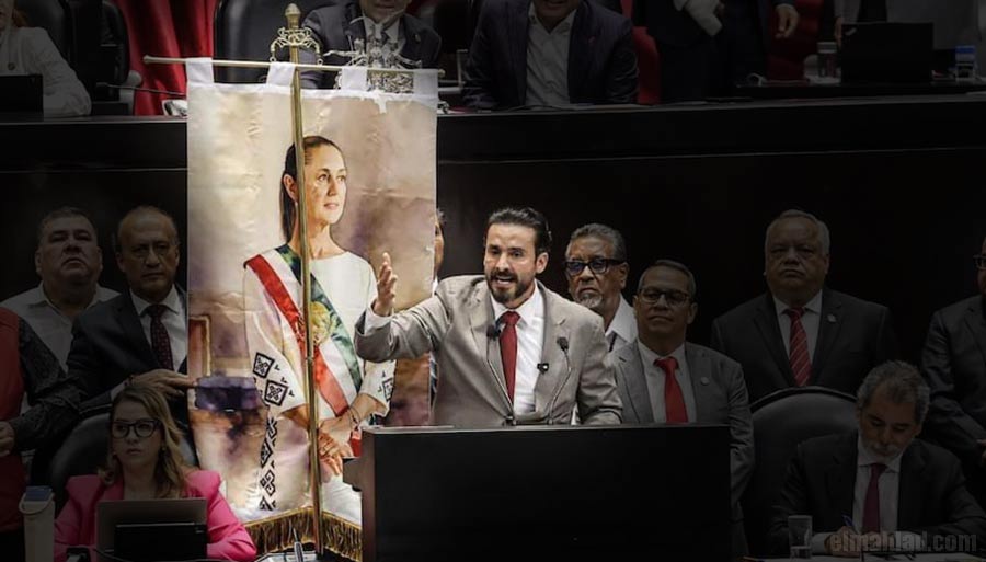 José Antonio López Ruiz, diputado del PT con estandarte de la virgen de Sheinbaum.