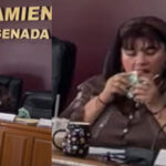 Raquel Esther Manríquez echándose una torta.