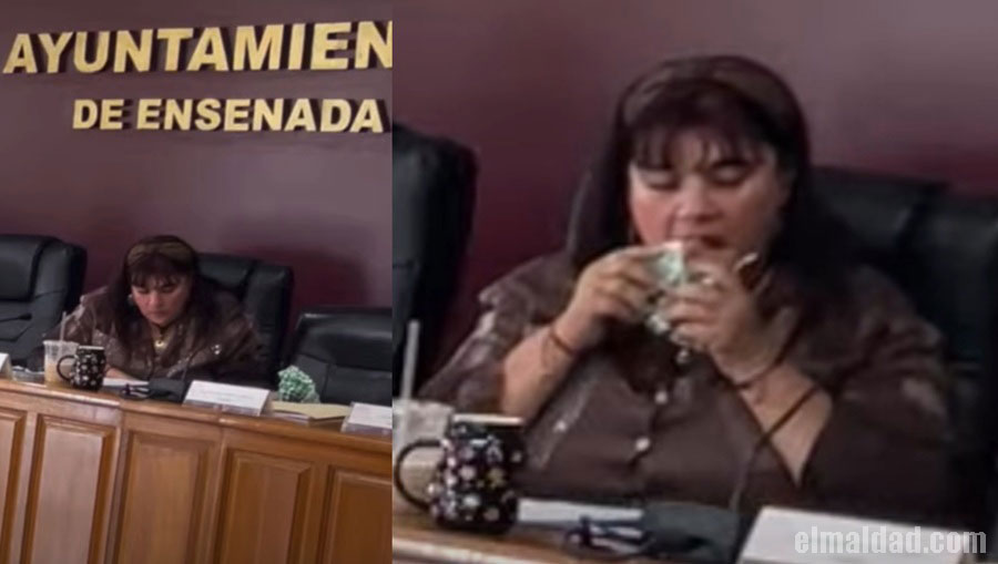 Raquel Esther Manríquez echándose una torta.