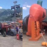 Mujer en tractor causa destrozos en el Pumpkin Dash 2026.
